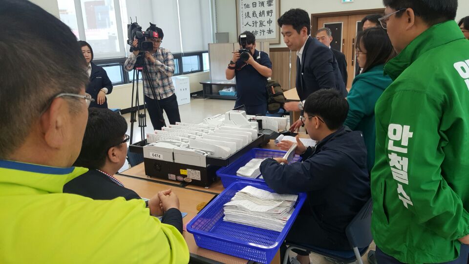 개함상에서 정리되어 인계받은 투표지를 투표지분류기에 투입하여 분류