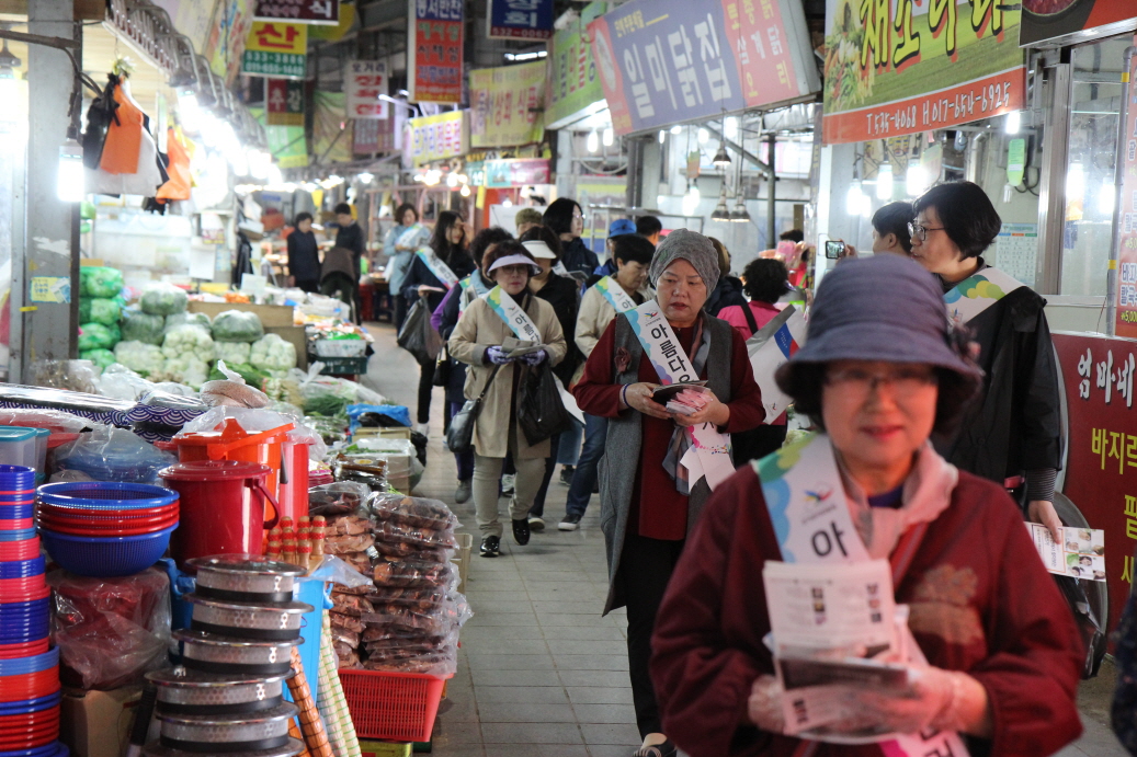 캠페인을 펼치고 있는 한국여성유권자연맹정읍지부 회원들