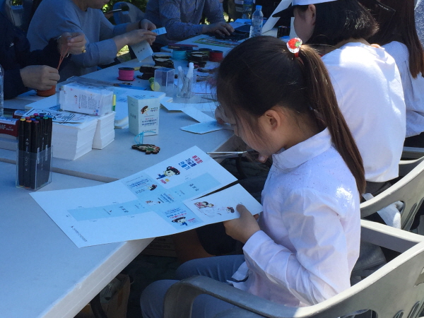 선거는 축제다 한옥마을 공예품 전시장에서 종이투표함을 만들고 있는 여자어린이