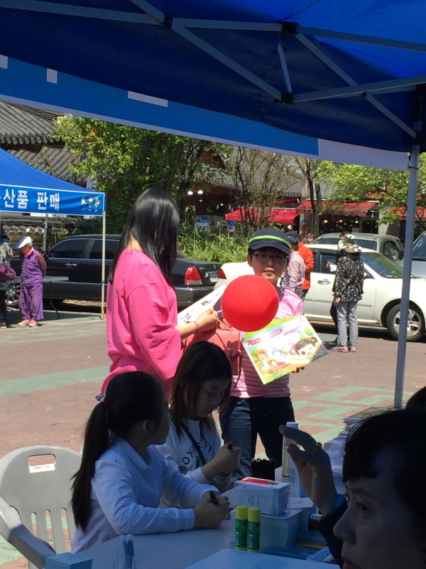 선거는 축제다 한옥마을 공예품 전시장에서 2017 대선특집 SNS매거진을 보고있는 관광객