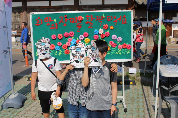 선거는 축제다 한옥마을 공예품 전시장에서 복면가왕 가면을 착용중인 어린이들