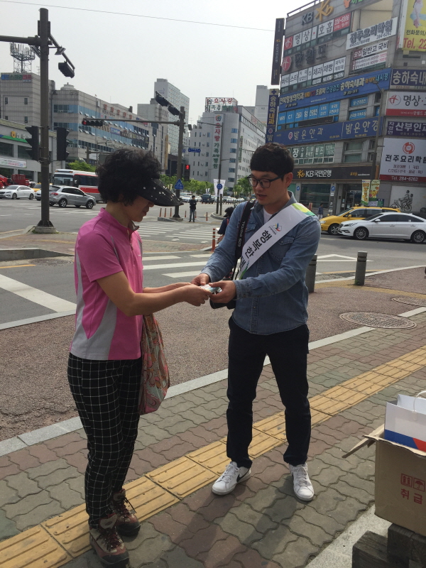 효자1동 전북은행 사거리에서 유권자에게 홍보리플릿·물티슈 배부