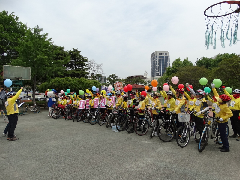 자전거타운동본부 회원들의 투표참여 구호 제창