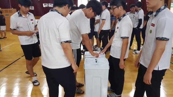 투표함에 기표된 투표지를 투입하는 모습