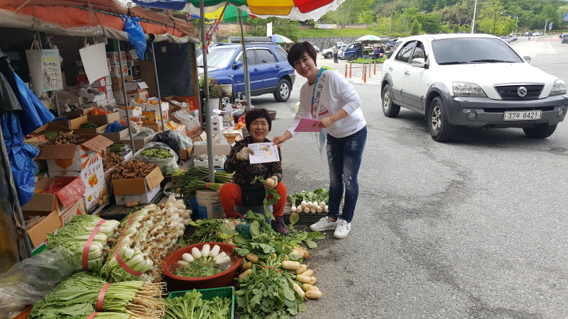 사진1) 전통시장 상인분들에게 홍보 리플릿을 전달하는 사진